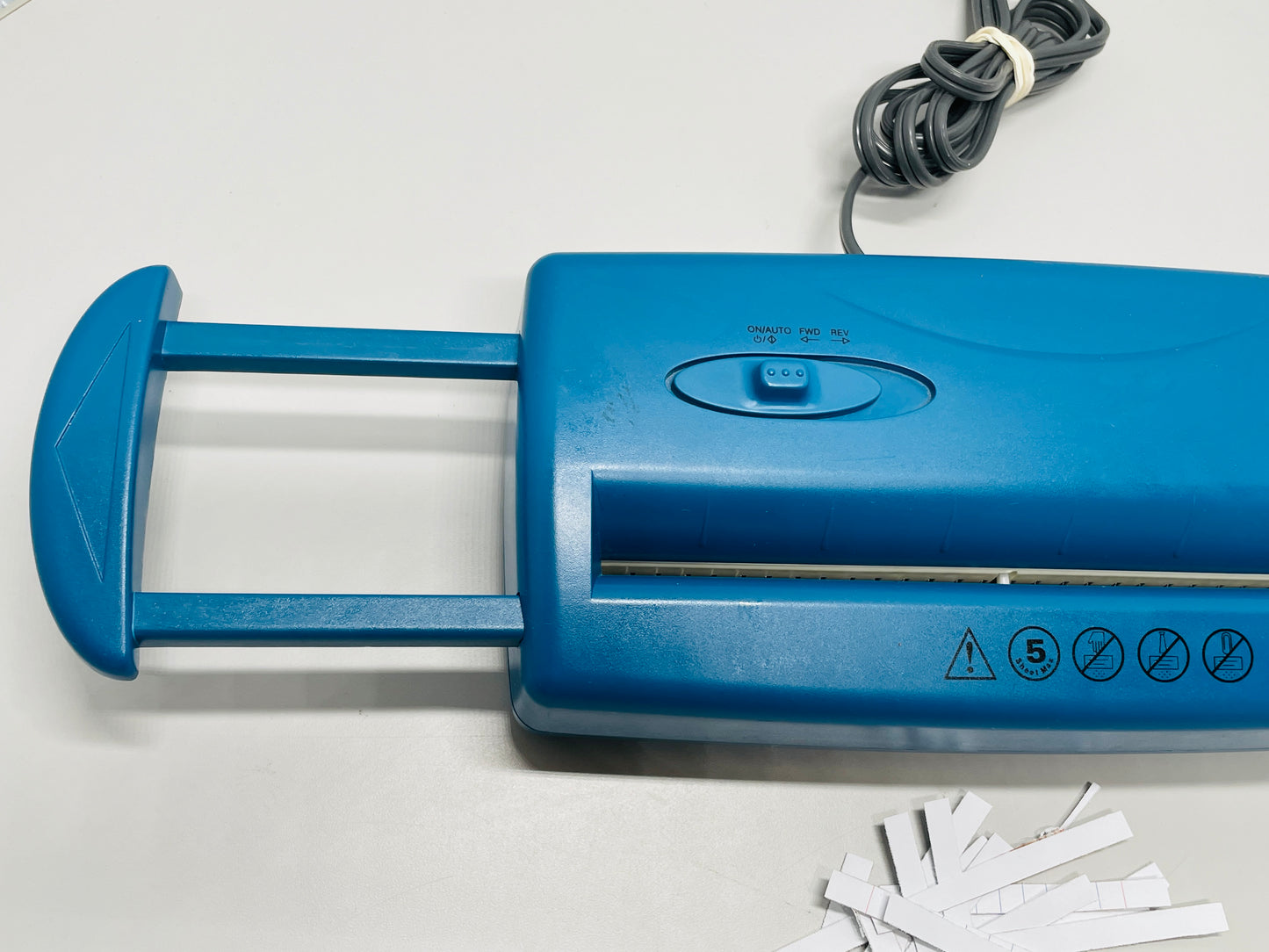 TESTED NoviTech Paper Shredder Blue Strip Cut Sits on Top Of Can