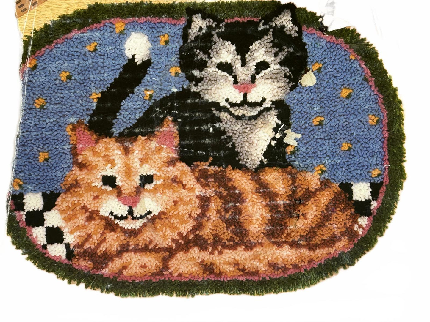 2009 Caron R703 Latch Hook Kit Cuddly Kitties Small Rug PARTIALLY STARTED 20x27