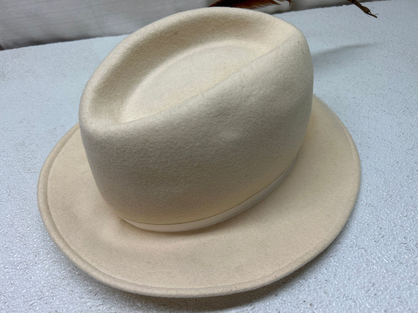 Vintage Juli Kay Chicago Doeskin Felt Brimmed Hat Ivory with Side Feather Ladies