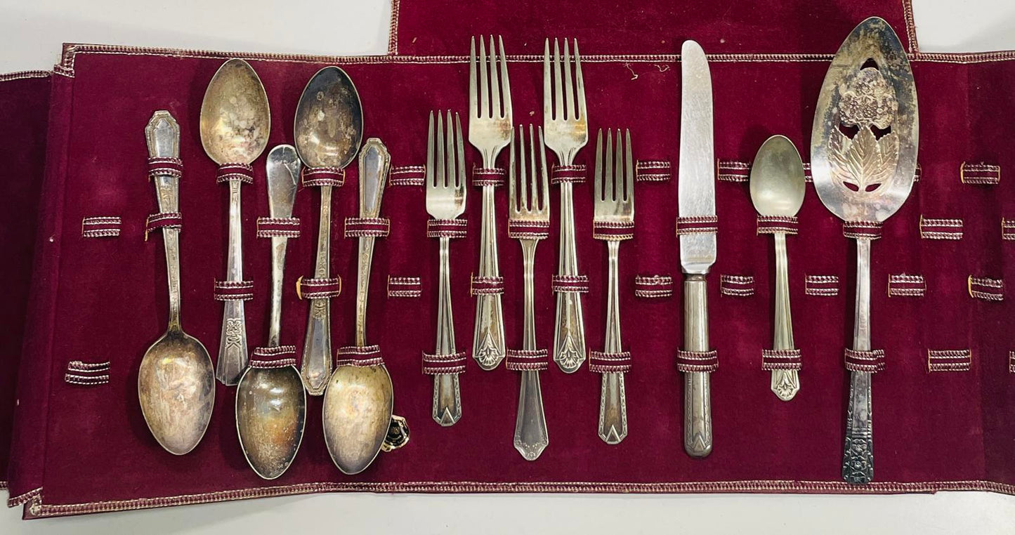 WM Rogers Mfg Co Antique Silverware Set 35 Piece Variety Flatware